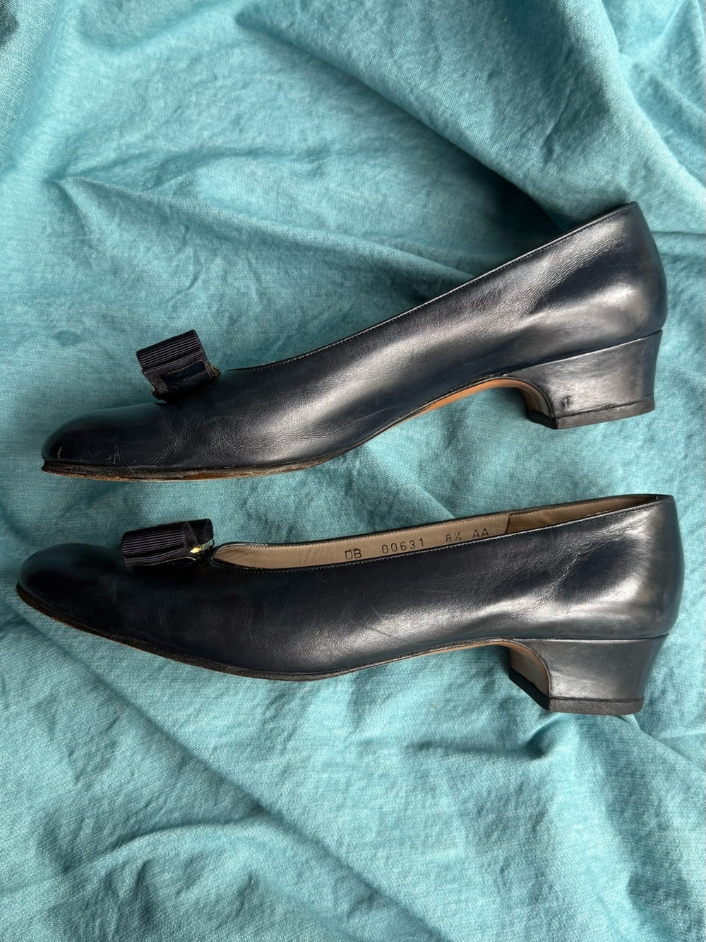 Salvatore Ferragamo Vintage Navy Leather Vara Bow Flats - Picture 6 of 8